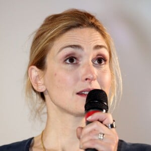 Exclusif - L'actrice et productrice Julie Gayet lors de l'avant-première du film "La fille du patron" au cinéma Le Select de Saint-Jean-de-Luz le 28 Novembre 2015.