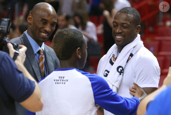 Kobe Bryant et Dwyane Wade après la rencontre entre le Heat de Miami et les Lakers de Los Angeles à l'AmericanAirlines Arena de Miami le 10 novembre 2015