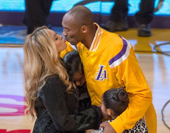Kobe Bryant avec son épouse Vanessa etleurs filles avant un match face à l'Oklahoma City Thunder au Staples Center de Los Angeles, le 19 novembre 2014