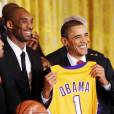 Barack Obama et Kobe Bryant during lors d'une cérémonie en l'honneur du champion NBA et son équipe à la Maison Blanche à Washington, le 25 janvier 2010