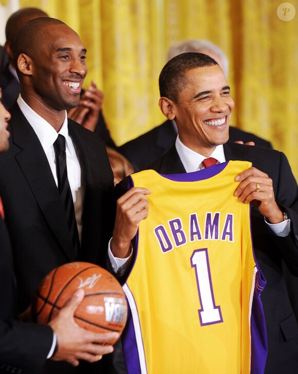 Barack Obama et Kobe Bryant during lors d'une cérémonie en l'honneur du champion NBA et son équipe à la Maison Blanche à Washington, le 25 janvier 2010