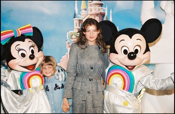 Laetitia Casta et sa soeur Marie Ange à Disneyland Paris le 16 novembre 1997.