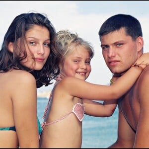 Laetitia Casta et sa soeur Marie Ange et son frère Jean Baptiste en Corse en septembre 1996.