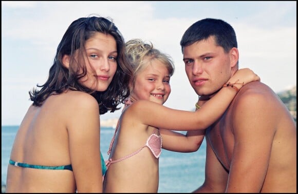 Laetitia Casta et sa soeur Marie Ange et son frère Jean Baptiste en Corse en septembre 1996.