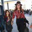 Salma Hayek et sa fille Valentina Pinault arrivent à l'aéroport de LAX à Los Angeles pour prendre l’avion. La veille, Salma fêtait ses 49 ans le 3 septembre 2015