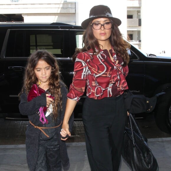 Salma Hayek et sa fille Valentina Pinault arrivent à l'aéroport de LAX à Los Angeles pour prendre l’avion. La veille, Salma fêtait ses 49 ans le 3 septembre 2015