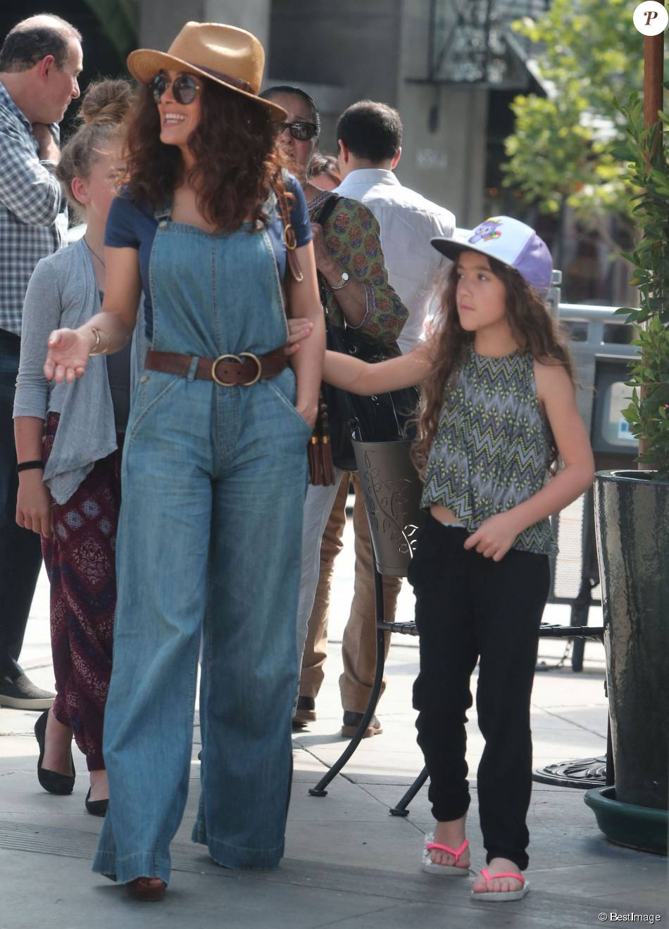 Exclusif - Salma Hayek et sa fille Valentina Pinault sont allées déjeuner avec des amis au Urth Caffe à West Hollywood, le 20 juillet 2015.