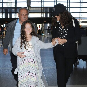 Salma Hayek et sa fille Valentina Pinault arrivent à l' aéroport à Los Angeles le 18 avril 2015