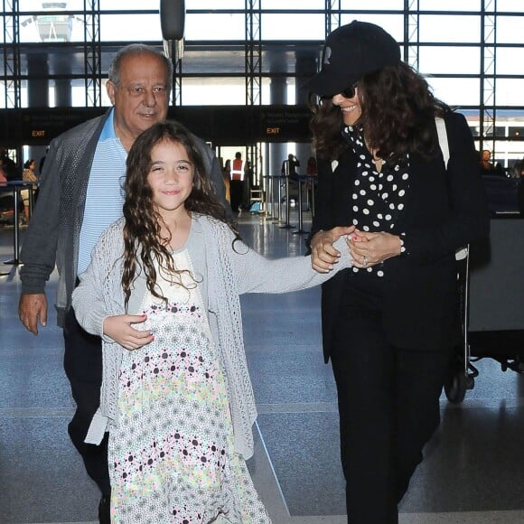 Salma Hayek et sa fille Valentina Pinault arrivent à l' aéroport à Los Angeles le 18 avril 2015