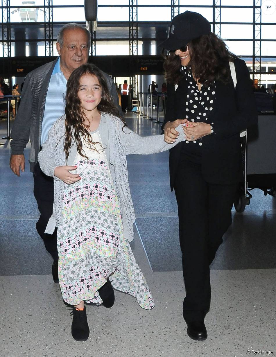 Salma Hayek et sa fille Valentina Pinault arrivent à l&#039; aéroport à Los Angeles le 18 avril 2015