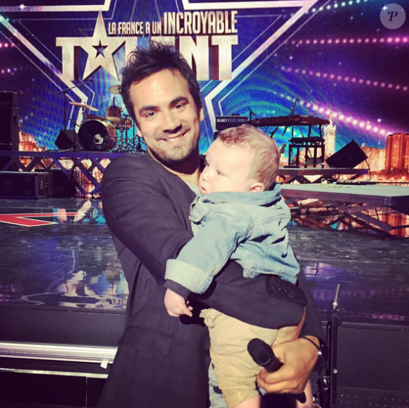 Alex Goude et son fils Elliot dans les coulisses du tournage de La France a un incroyable talent pour M6. Septembre 2015.