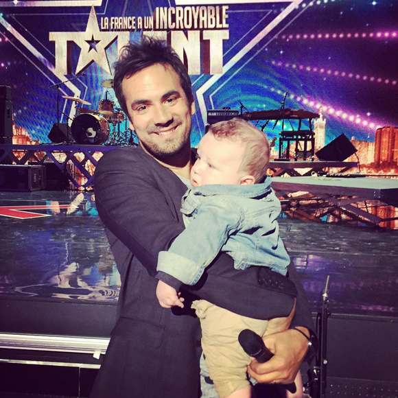 Alex Goude et son fils Elliot dans les coulisses du tournage de La France a un incroyable talent pour M6. Septembre 2015.