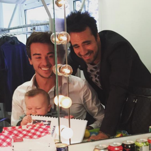 Alex Goude, son compagnon Romain et leur fils Elliot dans les coulisses du tournage de La France a un incroyable talent pour M6. Septembre 2015.