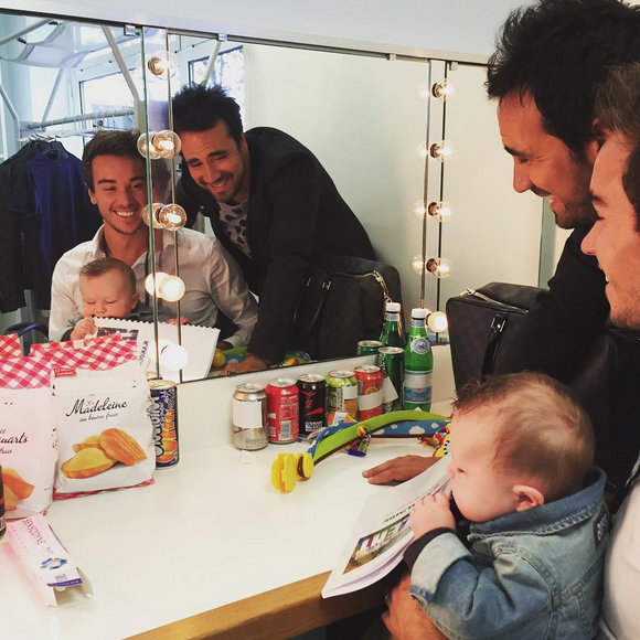 Alex Goude, son compagnon Romain et leur fils Elliot dans les coulisses du tournage de La France a un incroyable talent pour M6. Septembre 2015.
