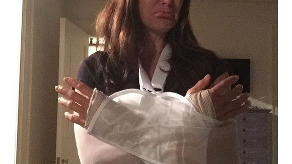 Brooke Shields : les mains bandées, elle se remet doucement de son opération