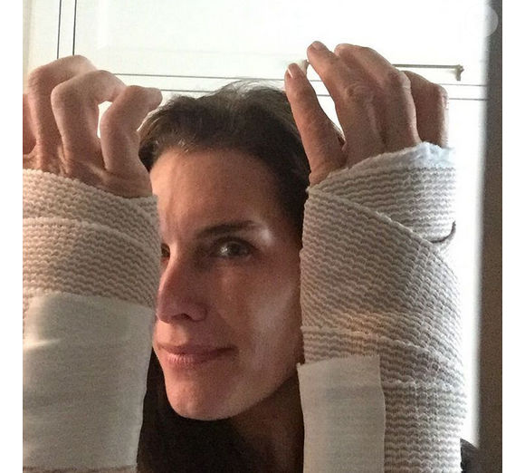 Brooke Shields s'est fait opérer des deux mains pour tenter de guérir le syndrome du canal carpien qui l'a fait souffrir pendant de nombreuses années / photo postée sur Instagram, le 1er décembre 2015.