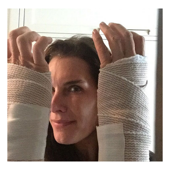 Brooke Shields s'est fait opérer des deux mains pour tenter de guérir le syndrome du canal carpien qui l'a fait souffrir pendant de nombreuses années / photo postée sur Instagram, le 1er décembre 2015.