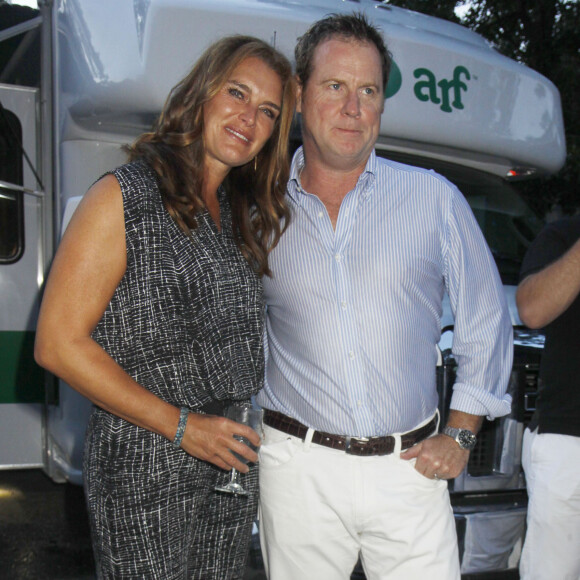 Brooke Shields (attelle) et Chris Henchy - Brooke Shields lors de l'évènement "2015 Bow Wow Meow Ball" à New York, le 16 août 2015.  Brooke Shields attends the 2015 Bow Wow Meow Ball at the Animal Rescue Fund Of The Hamptons on August 15, 2015 in Wainscott, New York. Brooke broke her toe on the steps running to get something for her dog.16/08/2015 - New York