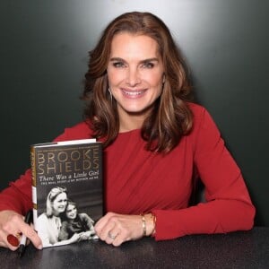 Brooke Shields dédicace son livre "There Was A Little Girl" chez Barnes & Noble à New York, le 18 novembre 2014.  Brooke Shields at a signing for her new book, "There Was A Little Girl" at Barnes & Noble in New York on November 18, 2014.18/11/2014 - New York