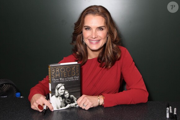 Brooke Shields dédicace son livre "There Was A Little Girl" chez Barnes & Noble à New York, le 18 novembre 2014.  Brooke Shields at a signing for her new book, "There Was A Little Girl" at Barnes & Noble in New York on November 18, 2014.18/11/2014 - New York