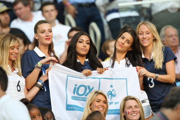 Fiona Cabaye, Fanny, la compagne de Loïc Rémy, Mazda Sakho, Ludivine Sagna, Sandra Evra lors du match de l'équipe de France face à l'Equateur, le 25 juin 2014 au stade Maracanã de Rio