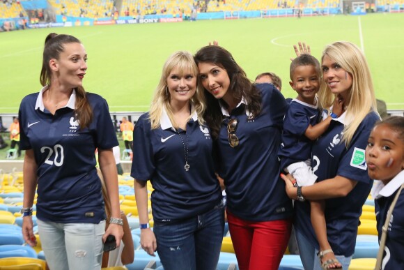 Fanny, la compagne de Loïc Rémy, Jennifer Giroud, Elodie Mavuba et son fils Lenny lors du match de l'équipe de France face à l'Equateur, le 25 juin 2014 au stade Maracanã de Rio