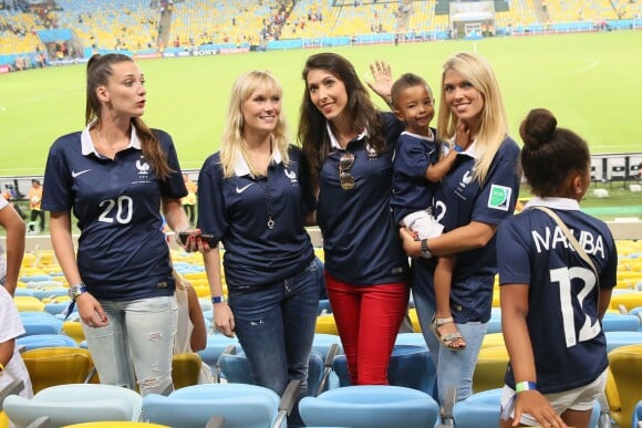 Fanny, la compagne de Loïc Rémy, Jennifer Giroud, Elodie Mavuba avec son fils Lenny et sa fille Uma lors du match de l'équipe de France face à l'Equateur, le 25 juin 2014 au stade Maracanã de Rio