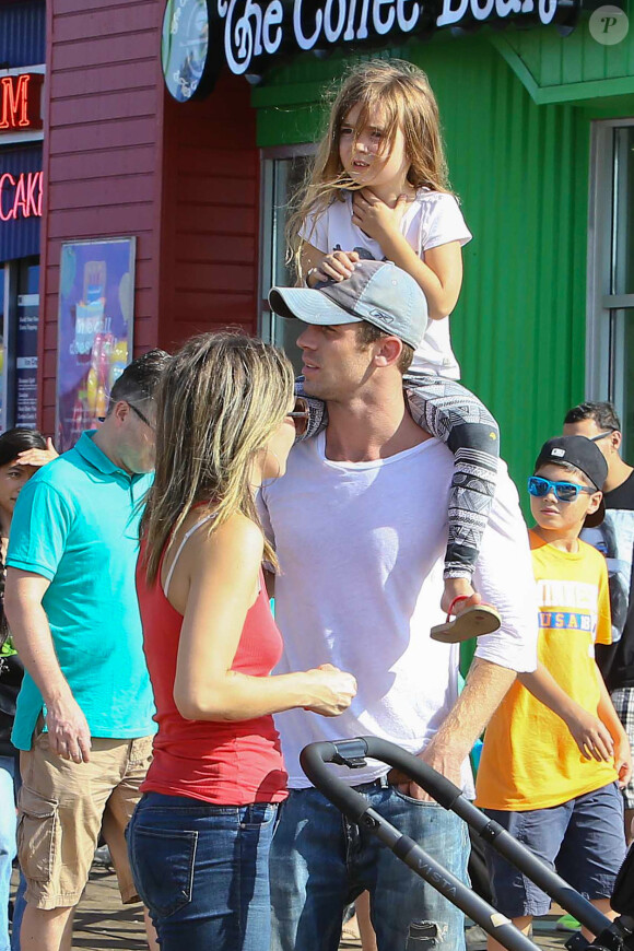 Cam Gigandet et Dominique Geisendorff avec leurs enfants Everleigh et Rekker à Santa Monica, Los Angeles, le 28 juillet 2014.