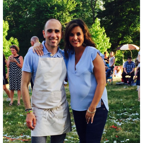 Cyril, gagnant de la quatrième édition du "Meilleur pâtissier" sur M6, prend la pose avec Faustine Bollaert. Novembre 2015.