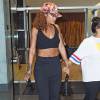 Rihanna à New York, porte une casquette Trasher Magazine, une brassière noire, un jogging Vetements et des sandales Giuseppe Zanotti. Le 10 août 2015.
