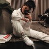 Kylie Jenner, habillée d'un pull et d'un jogging blancs et chaussée de baskets Supreme/Air Jordan 5. Photo publiée le 2 décembre 2015.