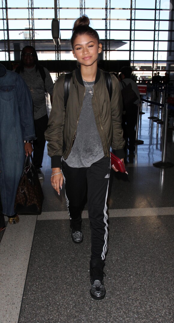Zendaya à l'aéroport LAX à Los Angeles en jogging adidas et bottines Timberland customisées. Le 1er octobre 2015.