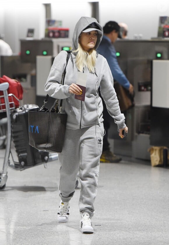 Rita Ora, toute de adidas vêtue (à l'exception de la casquette Supreme/Champion et du sac Fendi) à l'aéroport d'Heathrow. Londres, le 15 octobre 2015.