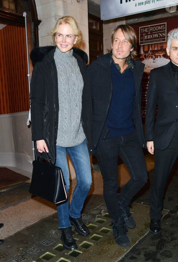 Nicole Kidman quitte le théâtre Noel Coward en compagnie de son mari Keith Urban, après avoir joué la pièce "Photograph 51" à West End à Londres. Le 14 octobre 2015 © CPA