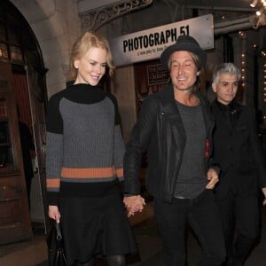 Nicole Kidman et son mari Keith Urban très souriants à la sortie du théâtre Noël Coward à Londres, le 13 octobre 2015.