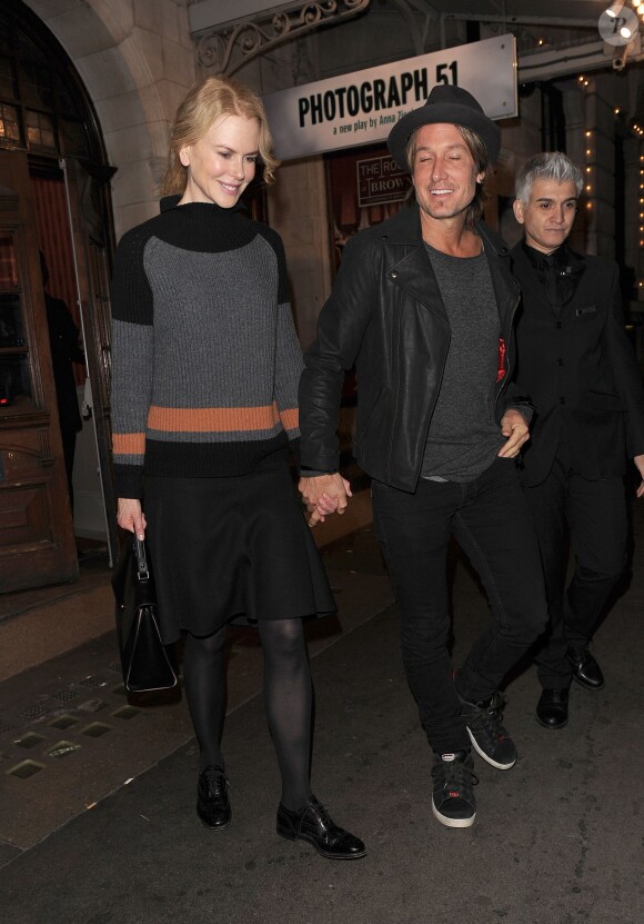 Nicole Kidman et son mari Keith Urban très souriants à la sortie du théâtre Noël Coward à Londres, le 13 octobre 2015.