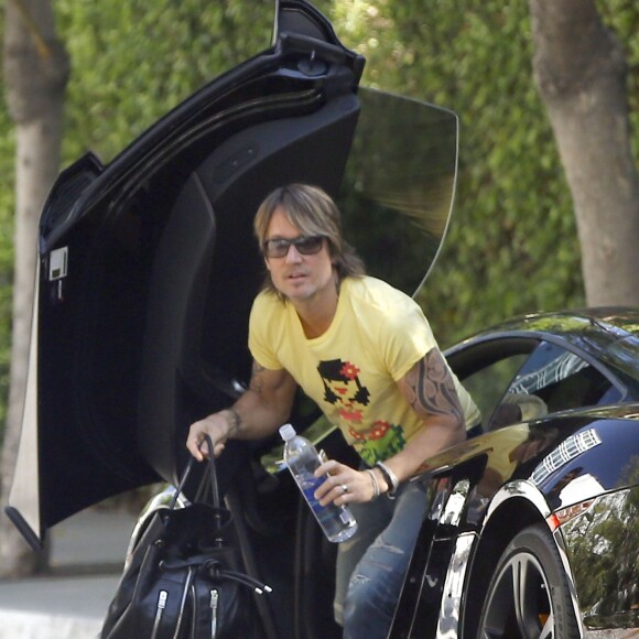 Exclusif - Keith Urban sort de sa voiture de sport à West Hollywood, le 19 septembre 2015