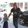 Keith Urban arrive avec ses filles Sunday Rose et Faith à l'aéroport de LAX à Los Angeles, le 13 mars 2015