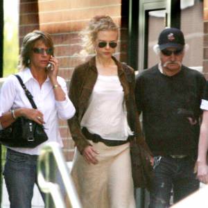 Nicole Kidman accompagnée de son assistante à la sortie d'un cinéma avec ses beaux-parents Bob et Marianne Urban, le 15 septembre 2006 à Nashville