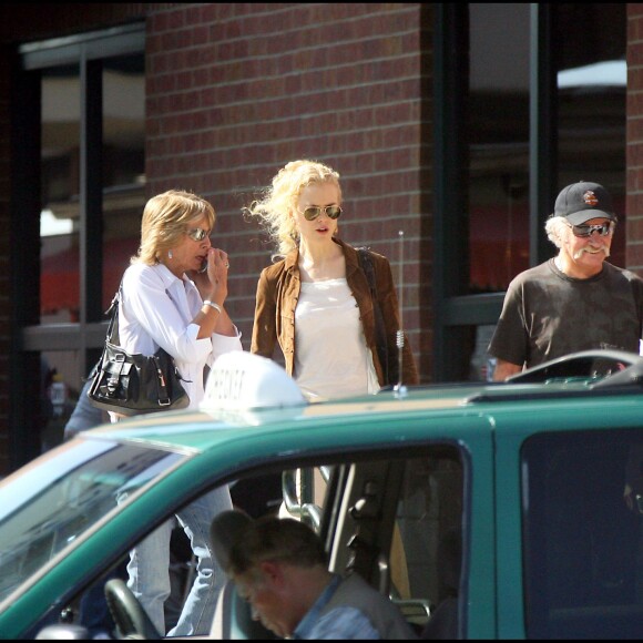 Nicole Kidman accompagnée de son assistante à la sortie d'un cinéma avec ses beaux-parents Bob et Marianne Urban, le 15 septembre 2006 à Nashville