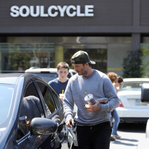 David Beckham et son fils Brooklyn quittent la salle de gym à Brentwood Los Angeles, le 05 avril 2014  Semi-Exclusive... 51374325 Soccer star David Beckham and his son Brooklyn leaving the SoulCycle gym in Brentwood, California on April 5, 2014. 0023040205/04/2014 - Los Angeles