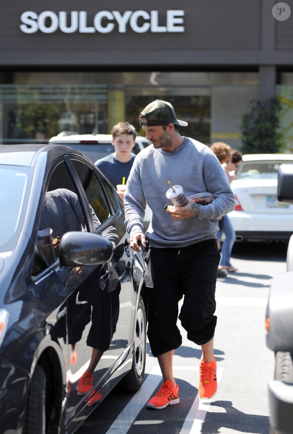 David Beckham et son fils Brooklyn quittent la salle de gym à Brentwood Los Angeles, le 05 avril 2014  Semi-Exclusive... 51374325 Soccer star David Beckham and his son Brooklyn leaving the SoulCycle gym in Brentwood, California on April 5, 2014. 0023040205/04/2014 - Los Angeles