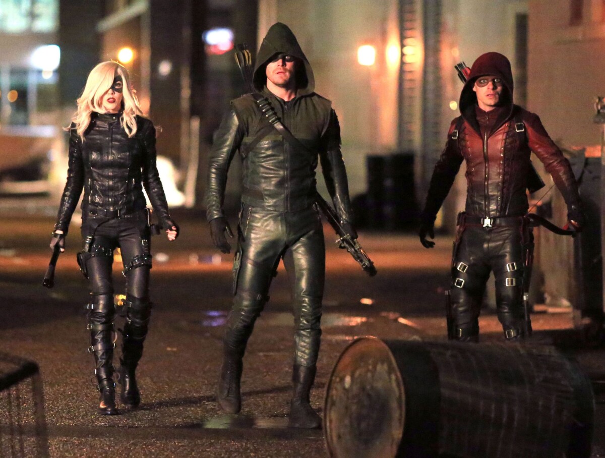 Photo Exclusif Stephen Amell Katie Cassidy Colton Haynes Sur Le Tournage De La Série