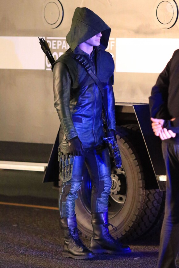 Colton Haynes et Paul Blackthorne sur le tournage de la série "Arrow" à Vancouver, le 10 février 2015.