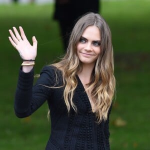 Cara Delevingne arrive à Hyde Park pour assister au défilé Burberry Prorsum (collection printemps-été 2016). Londres, le 21 septembre 2015.