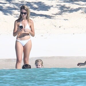 Exclusif - Gisele Bundchen passe des vacances en famille aux Bahamas. Pendant que son mari Tom Brady fait du golf avec un ami, Gisele profite de la plage avec ses enfants Benjamin et Vivian. Le 1er novembre 2015