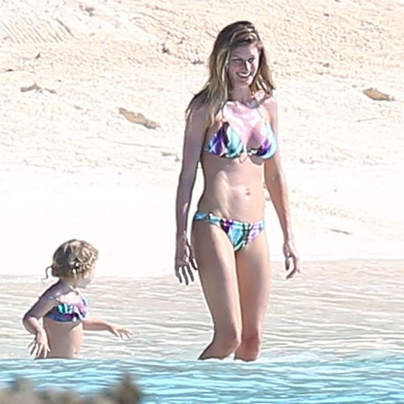 Exclusif - Gisele Bundchen passe des vacances en famille aux Bahamas. Pendant que son mari Tom Brady fait du golf avec un ami, Gisele profite de la plage avec ses enfants Benjamin et Vivian. Le 1er novembre 2015
