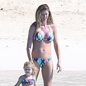 Exclusif - Gisele Bundchen passe des vacances en famille aux Bahamas. Pendant que son mari Tom Brady fait du golf avec un ami, Gisele profite de la plage avec ses enfants Benjamin et Vivian. Le 1er novembre 2015