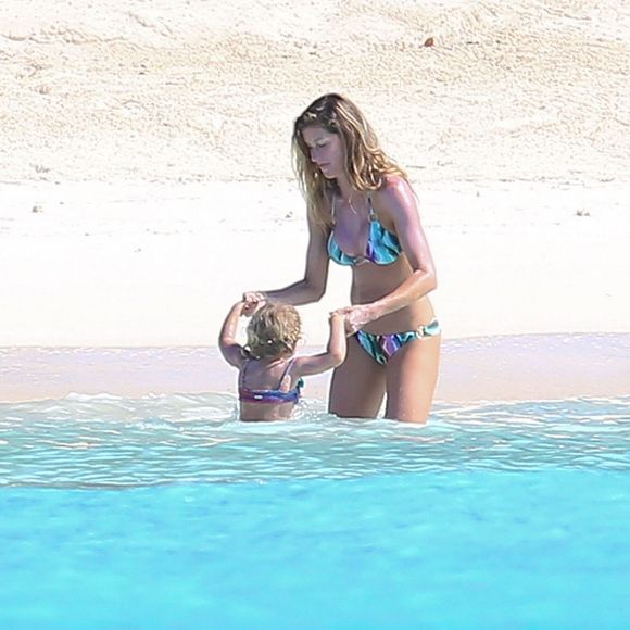 Exclusif - Gisele Bundchen passe des vacances en famille aux Bahamas. Pendant que son mari Tom Brady fait du golf avec un ami, Gisele profite de la plage avec ses enfants Benjamin et Vivian. Le 1er novembre 2015