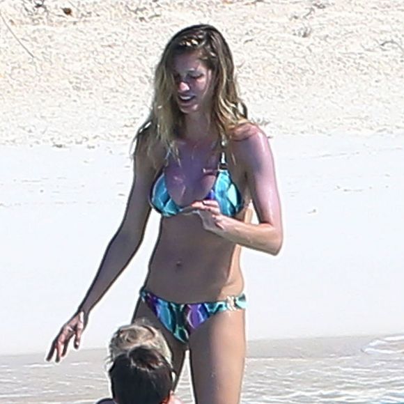 Exclusif - Gisele Bundchen passe des vacances en famille aux Bahamas. Pendant que son mari Tom Brady fait du golf avec un ami, Gisele profite de la plage avec ses enfants Benjamin et Vivian. Le 1er novembre 2015